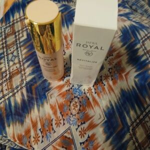JAFRA Royal Revitalize Foundation with Gold and Cream